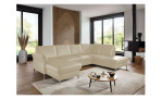 Komfort-Wohnlandschaft plano|FORM Lirio, in der Farbalternative Beige, in einem Raun stehend ohne Kopfstütze und Kissen
