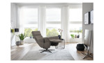 Komfort-Relaxsessel plano|FORM Rimini in der Farbausführung Greystone, in einem Raum stehebnd mit der Relaxfuntkion