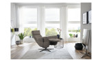 Komfort-Relaxsessel plano|FORM Rimini in der Farbausführung Greystone, in einem Raum stehend mit der Relaxfunktion