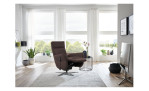 Komfort-Relaxsessel plano|FORM Rimini in der Farbausführung Braun, in einem Raum stehend, mit der Relaxfunktion