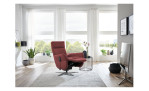 Komfort-Relaxsessel plano|FORM Rimini in der Farbausführung Brombeer, in einem Raum stehend, mit der Relaxfunktion