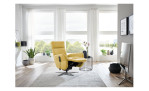 Komfort-Relaxsessel plano|FORM Rimini in der Farbausführung Yellow, in einem Raum stehend, mit der Relaxfunktion