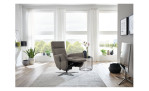 Komfort-Relaxsessel plano|FORM Rimini in der Farbausführung Greystone, in einem Raum stehend, mit der Relaxfunktion