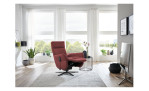 Komfort-Relaxsessel plano|FORM Rimini in der Farbausführung Brombeer, in einem Raum stehend, mit der Relaxfunktion