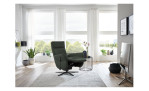 Komfort-Relaxsessel plano|FORM Rimini in der Farbausführung Oliv, in einem Raum stehend, mit der Relaxfunktion