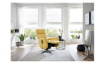 Komfort-Relaxsessel plano|FORM Rimini in der Farbausführung Yellow, in einem Raum stehend, mit der Relaxfunktion