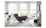 Komfort-Relaxsessel plano|FORM Rimini in der Farbausführung Braun, in einem Raum stehebnd mit der Relaxfuntkion