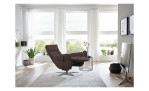 Komfort-Relaxsessel plano|FORM Rimini in der Farbausführung Braun, in einem Raum stehebnd mit der Relaxfuntkion