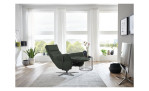 Komfort-Relaxsessel plano|FORM Rimini in der Farbausführung Oliv, in einem Raum stehebnd mit der Relaxfuntkion