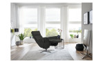 Komfort-Relaxsessel plano|FORM Rimini in der Farbausführung Schwarz, in einem Raum stehebnd mit der Relaxfuntkion