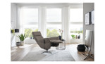 Komfort-Relaxsessel plano|FORM Rimini in der Farbausführung Greystone, in einem Raum stehebnd mit der Relaxfuntkion