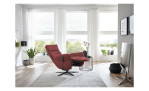Komfort-Relaxsessel plano|FORM Rimini in der Farbausführung Brombeer, in einem Raum stehebnd mit der Relaxfuntkion