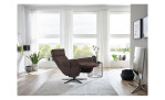 Komfort-Relaxsessel plano|FORM Rimini in der Farbausführung Braun, in einem Raum stehend mit der Relaxfunktion