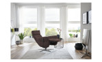 Komfort-Relaxsessel plano|FORM Rimini in der Farbausführung Braun, in einem Raum stehend mit der Relaxfunktion