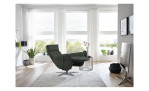Komfort-Relaxsessel plano|FORM Rimini in der Farbausführung Oliv, in einem Raum stehend mit der Relaxfunktion