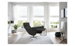Komfort-Relaxsessel plano|FORM Rimini in der Farbausführung Schwarz, in einem Raum stehend mit der Relaxfunktion