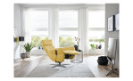 Komfort-Relaxsessel plano|FORM Rimini in der Farbausführung Yellow, in einem Raum stehend mit der Relaxfunktion
