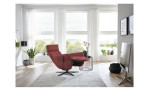 Komfort-Relaxsessel plano|FORM Rimini in der Farbausführung Brombeer, in einem Raum stehend mit der Relaxfunktion