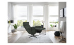 Komfort-Relaxsessel plano|FORM Rimini in der Farbausführung Oliv, in einem Raum stehend mit der Relaxfunktion