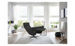 Komfort-Relaxsessel plano|FORM Rimini in der Farbausführung Schwarz, in einem Raum stehend mit der Relaxfunktion
