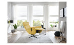 Komfort-Relaxsessel plano|FORM Rimini in der Farbausführung Yellow, in einem Raum stehend mit der Relaxfunktion