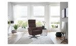 Komfort-Relaxsessel plano|FORM Rimini in der Farbausführung Braun, nin einem Raum stehend