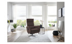 Komfort-Relaxsessel plano|FORM Rimini in der Farbausführung Braun, nin einem Raum stehend