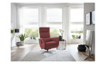 Komfort-Relaxsessel plano|FORM Rimini in der Farbausführung Brombeer, nin einem Raum stehend