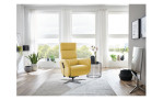 Komfort-Relaxsessel plano|FORM Rimini in der Farbausführung Yellow, nin einem Raum stehend