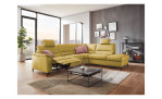 Komfort-Wohnlandschaft plano|FORM Enna, in der Farbausführung Yellow, in einem Raum stehend mit der Relaxfunktion im linken Element