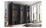 Milieubild Kleiderschrank in Graphit 6-türig, geöffnet mit Kleidung