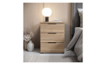 Nachttisch Svenja 2 in der Farbe Mauvella Eiche Dekor. 3 Schubkästen mit schwarzen Kunststoffgriffen. Im Schlafzimmer mit einer leuchtenden Lampe neben einem bett fotografiert.