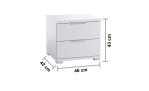 Nachttisch Svenja in weiß. 2 Schubkästen mit Kunststoffgriffen. Schräg von rechts mit Maßangaben abgebildet.