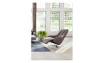 Basis-Einzelsessel Filippoo. in der Farbe Taupe, in einem Raum stehend, mit der Relaxfunktion