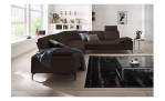 Komfort-Ecksofa Valentino, in der Farbausführung Dunkelbraun, in einem Raum stehend, Frontansicht