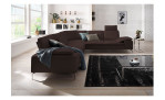 Komfort-Ecksofa Valentino, in der Farbausführung Dunkelbraun, in einem Raum stehend, Frontansicht