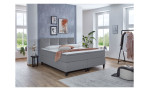 Boxspringbett Susanna, in der Farbausführung Grau, in einem Raum stehend, mit Deko