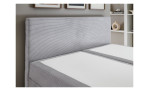 Boxbett Action: graues, gepolstertes Kopfteil mit Streifen, Ablagen und Kunstwerken – in der perfekten Größe für Ihren Raum.