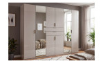 Drehtürenschrank Reno in der Farbe Cashmere mit einer Kombination aus massiven Türen und durchgehenden Spiegeln.