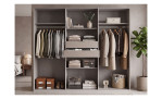 Ein dreiteiliger Drehtürenschrank Reno mit Platz für Hängekleidung, gefaltete Kleidungsstücke in Schubladen, Regalen und Boxen.