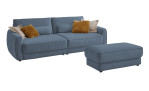 Komfort-Big Sofa planoform Cochem in der Farbe Blau mit mehreren Kissen, zwei davon sind braun, und der passende Hocker dazu