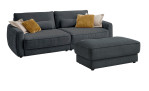 Komfort-Big Sofa planoform Cochem in der Farbe Grau mit mehreren Kissen, zwei davon sind braun, und der passende Hocker dazu