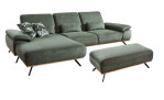 Komfort-Ecksofa plano|FORM Este in einem grünen Bezugsstoff und einem Sichtrahmen in Wildeiche.