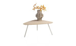 Couchtisch Niora mit Tischplatte in der Farbe Natur und drei Tischbeinen in Seidengrau mit einer mit Blumen gefüllten Vase