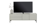 Lowboard Noon in der Farbe Seidengrau mit Fernseher und Vase auf Füßen, Vorderansicht