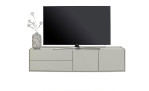 Lowboard Noon in der Farbe Seidengrau ohne Füße, mit Fernseher und Vase
