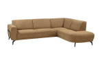 Xooon Wohnlandschaft Ostuni: ockerfarbenes Ecksofa aus hellbraunem Stoff mit einer Chaiselongue und schlanken schwarzen Metallbeinen.