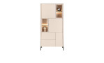 Hoher, beiger Xooon-Schrank Trentino mit asymmetrischen Türen, zwei beleuchteten Vitrinen und dunklen Metallbeinen.