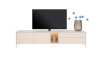 Helles Lowboard Trentino mit einem Fernseher, einer Vase mit blauen Blumen und einer beleuchteten Mittelablage, auf der eine Büste steht.