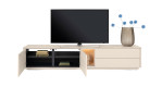 Helles 240 cm langes Lowboard Trentino mit einem Fernseher, offenen Bücherregalen und einer Vase mit blauen Blumen.